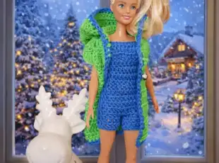 Háčkovaný obleček pro Barbie – komplet s kapucí
