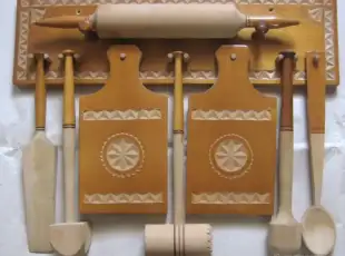 Vyřezávaná kuchyňská sada – ruční práce